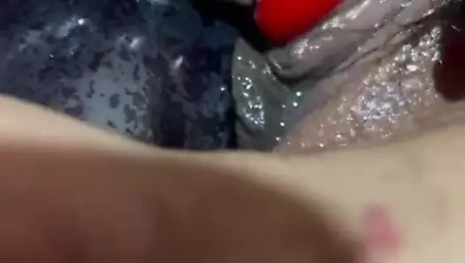 Morena brincando com uma berinjela