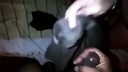 Me corri en su boca pero sigue mamando...