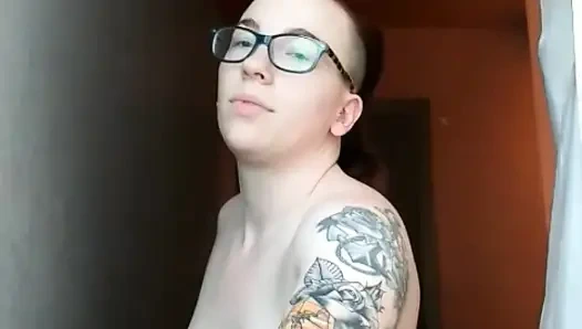 Zinde kızıl saçlı kadın duştan önce büyük klitorisini ovuyor ve sertçe boşalıyor