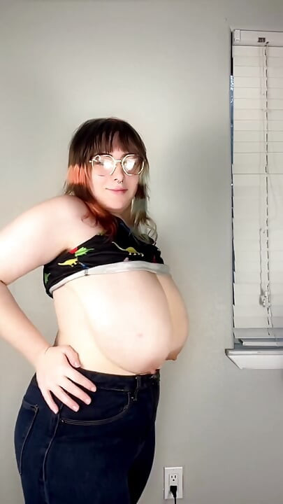 Büyük memeli orta yaşlı seksi kadın atlıyor