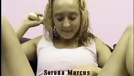 Serena Marcus kanepede eğiliyor ve amını dildoyla sikiyor