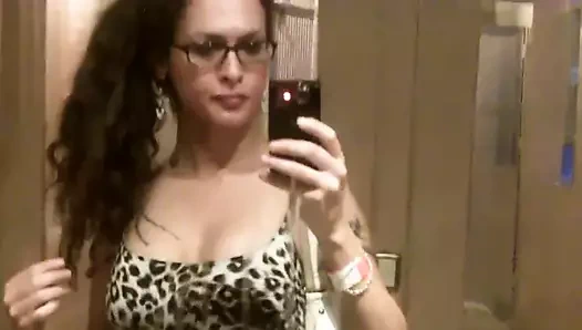 Nikki ladyboys gidiyor dışarı kıyafet