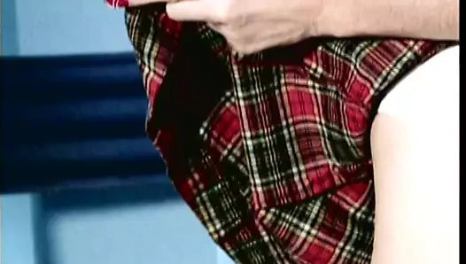 İnce sarışın bir adam tarafından terk edilmiş bir tuvalette sikiliyor