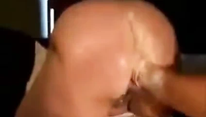 Büyük götlü sürtük götten yumrukla sikiliyor