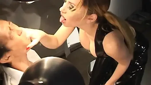 Sarışın sahibe Aiden Starr Asyalı itaatkar adama bazı cbt dersleri veriyor