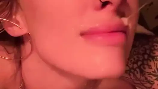 Sarışın Rus hatun sik emiyor – sert ve özensiz