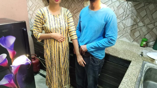 Hintli baldız Savita patronuyla evinde tek başına seks yapıyor