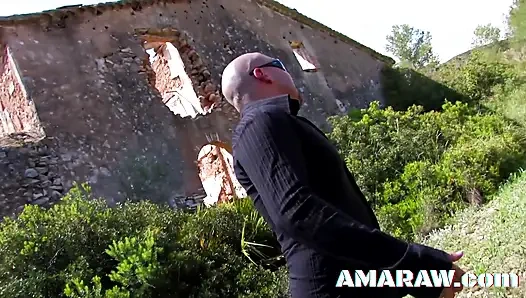 Melekler açık havada anal sikilirken büyük doğal memeler zıplıyor