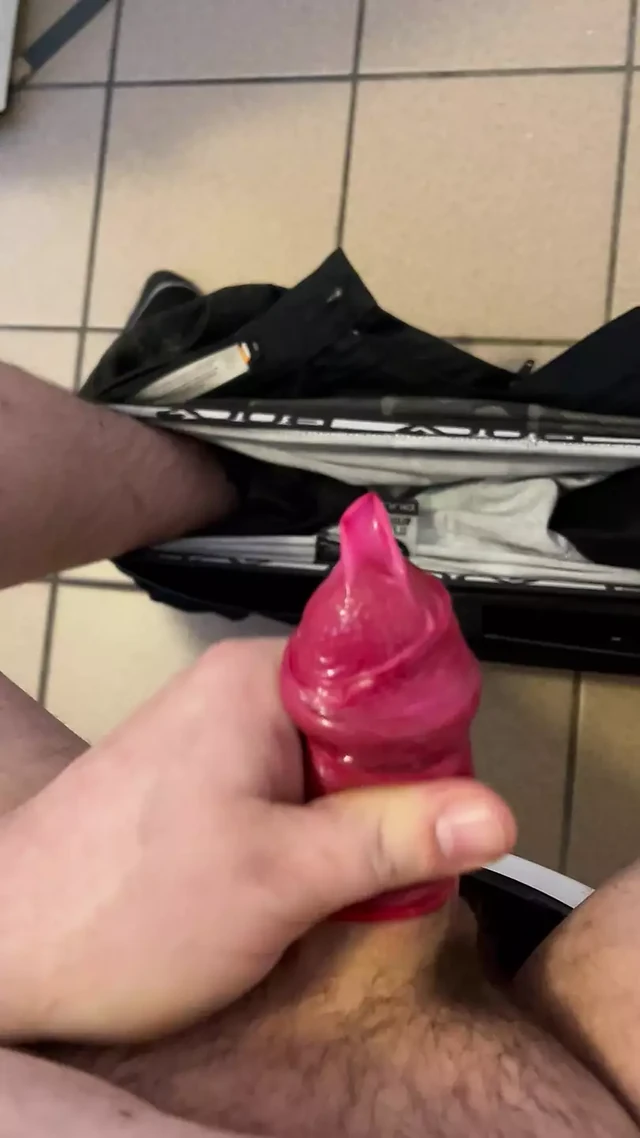 Сперма в клубничном презервативе