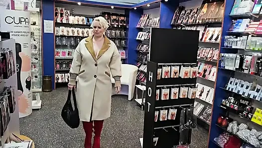 Çıplak göğüslerle seks dükkanında