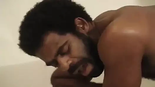 Adam gırtlağına kadar doldurulmuş büyük bir yarakla neredeyse ağzı tıkanıyor