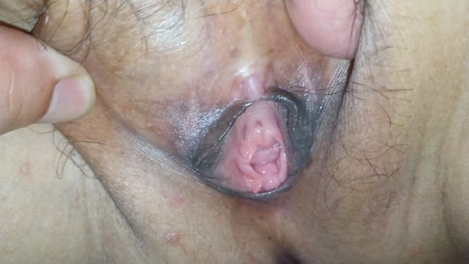 Üvey kuzenimin büyük sesinde bir şey arıyorum