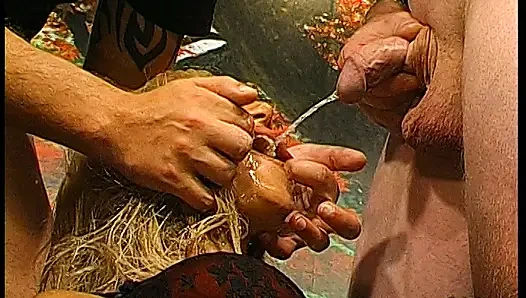 Büyük memeli sarışınlar Ggg John Thompson ile Alman sidik bukkake