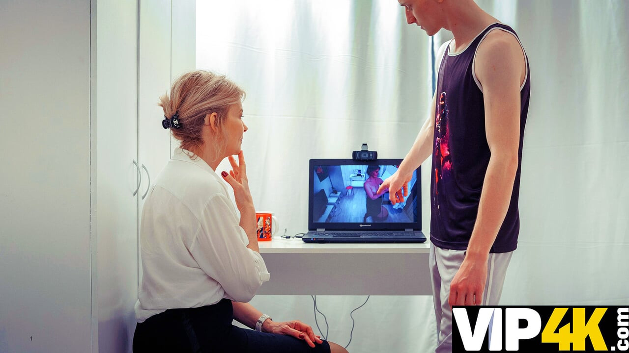 Tutor4k. Öğretmen çıplak bir video yayımlanmasını istemiyor ve seks için kabul ediyor
