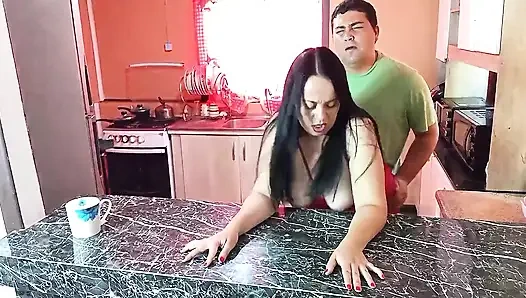 Ateşli üvey annem mutfakta yiyor - rea ayakta sikiliyor