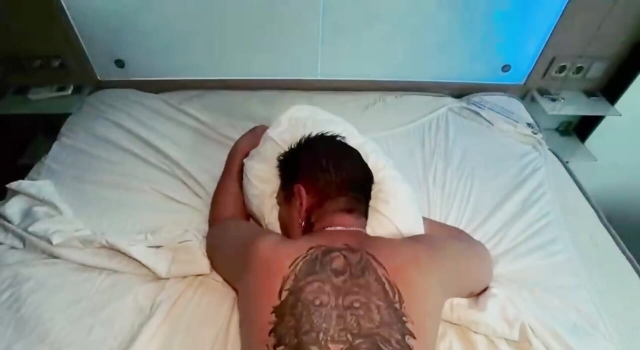 Üvey annemle tanışıyorum ve büyük götlü anal sikişiyorum