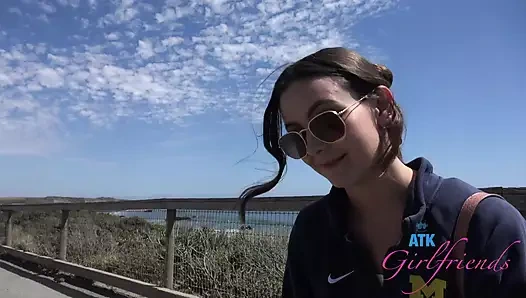 Serena Hill ile bu randevuda plajı keşfediyor, sakso çekiyor ve onu herkesin içinde derinden sikiyor.