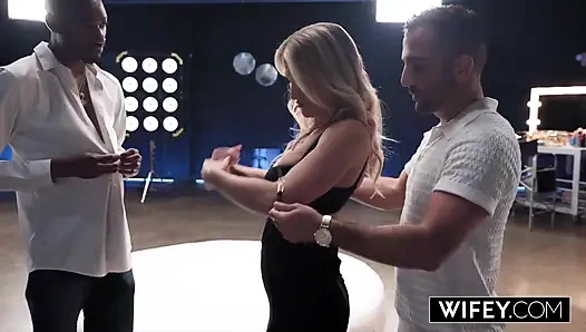 Wifey Curvy Teściowa Andi Avalon bierze ogromny BBC, podczas gdy mężulek patrzy na