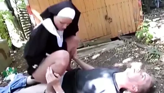 Adam rahibeden seks için aldı