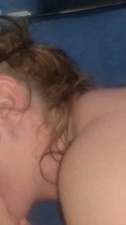 Amatör seksi milf kocaman bir dildo ile amını sikerken, onun kıçını yalaması onu azdırıyor | Bölüm 1