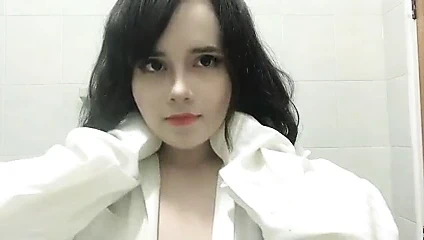 bir fahişe gibi kendime dokunuyorum