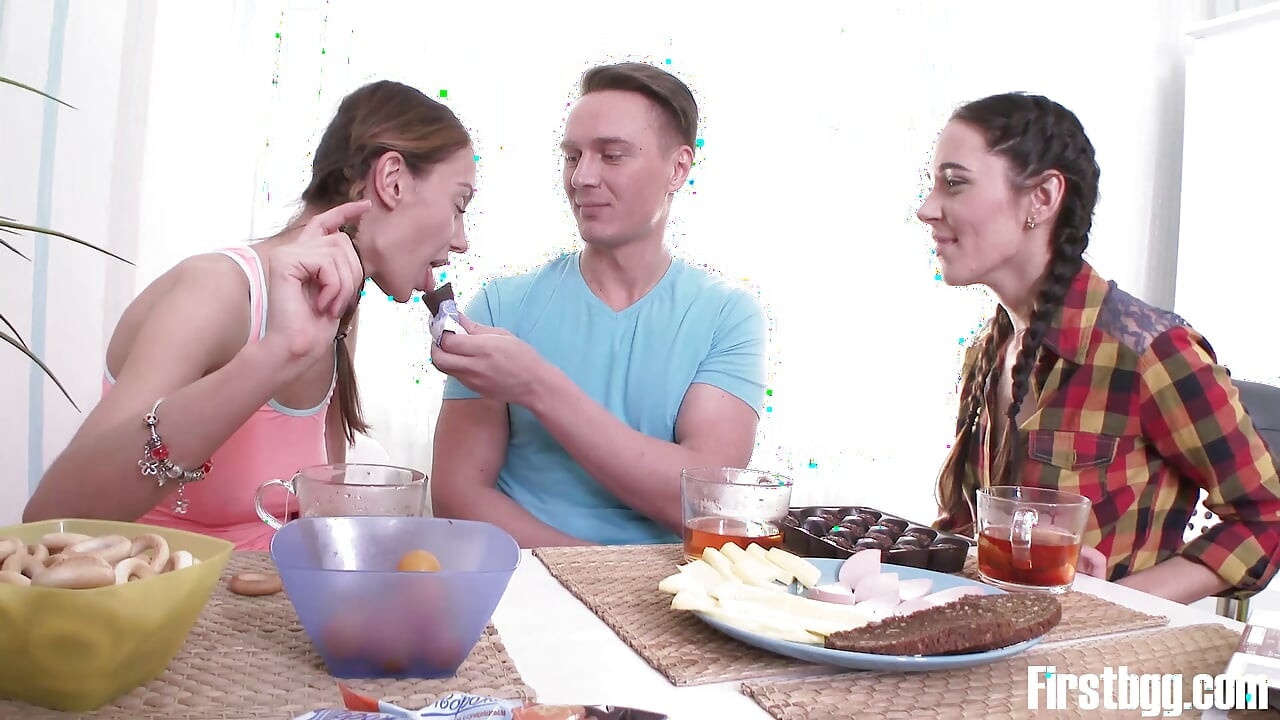 Seksi oda arkadaşları delikanlıyı memnun ediyor tam video