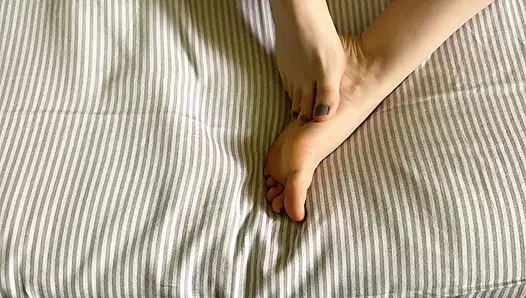 Sahibe tek başına ayak bakım kremiyle ayaklara masaj yapıyor - ayak fetişi sevenler için video