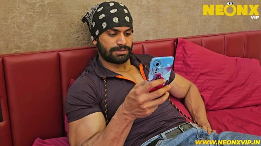 Ateşli hintli kız otelde müşterinin önünde çıplak dans yapıyor