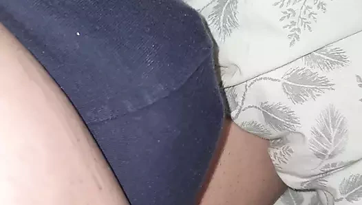 Evli üvey anne neredeyse eliyle üvey oğlunun pantolonuna dokunuyor