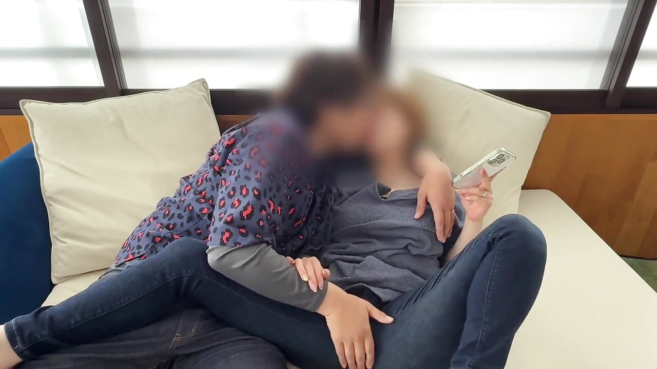 Evli kadın kanepede vibratörle işkence görüyor