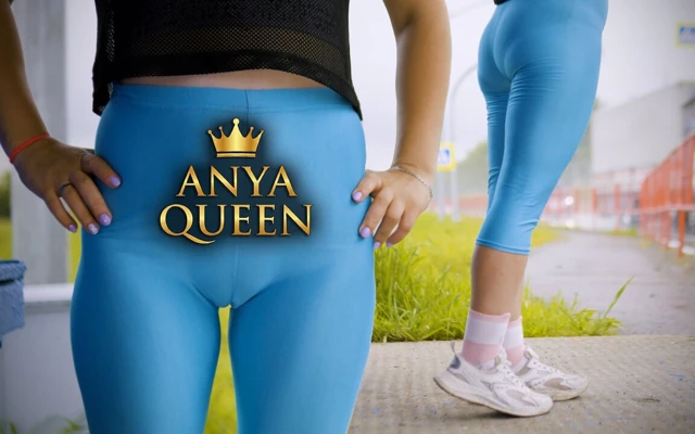 156 tanrıça Anya'nın sıkı mavi taytı: kışkırtıcı yoga pantolon göt gösterisi