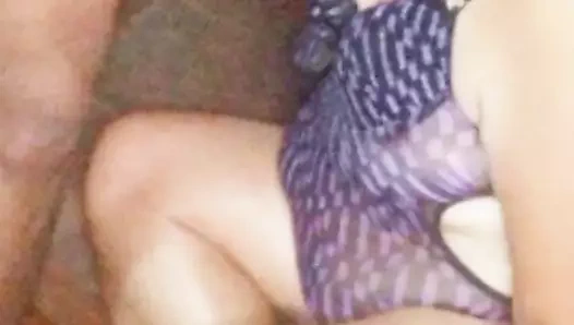 Olgun orta yaşlı seksi kadın genç sevgilisine iyi bir yarak emiyor