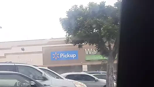 Yerel Walmart otoparkında sikimi alıyorum