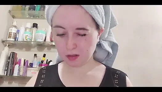 Gözlerimi ve gözlüklerimi temizliyorum