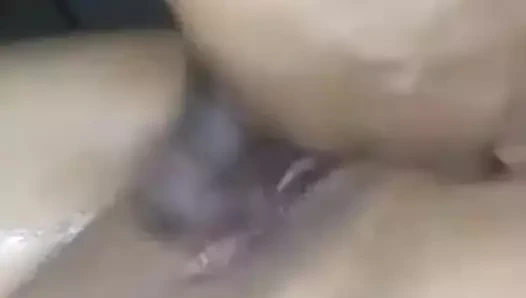 Onun kedisi oynamayı seviyor