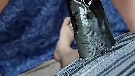 Sevgilim beni büyük sahte siyah yarakla cezalandırıyor, daha derine girmem için