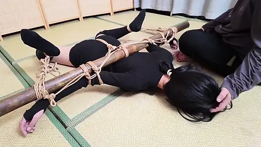 Xr40-siyah çoraplı kız haça bağlı