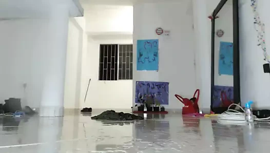 Tila'nın kapalı havuzda fışkıran cum gösterisi