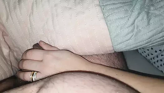 Üvey anne üvey oğluyla yatakta ereksiyonunda ona yardım ediyor