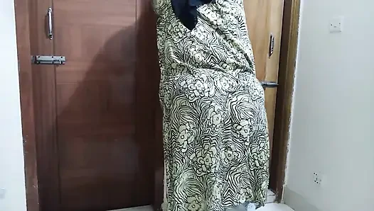 Arap üvey annemin arkadaşını evimi ziyaret ettiğinde banyoda sikiyorum
