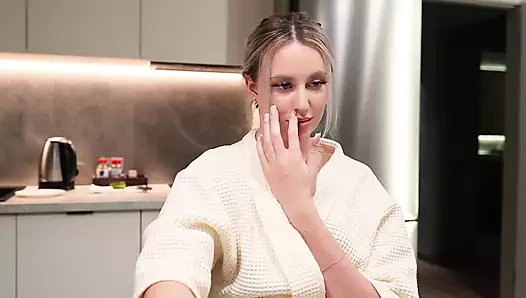 Üvey kız kardeş kartların başında amını kaybetti. Amcığını çıkar, sikişeceğiz!