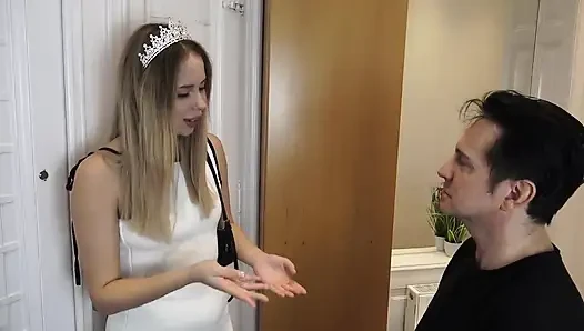 Uzun boylu Findom kölesini eğitiyor!