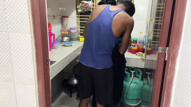 Teyzemin mutfakta tek başına yemek pişirdiğini gördüm, ona sarıldım ve sikişmeye başladım