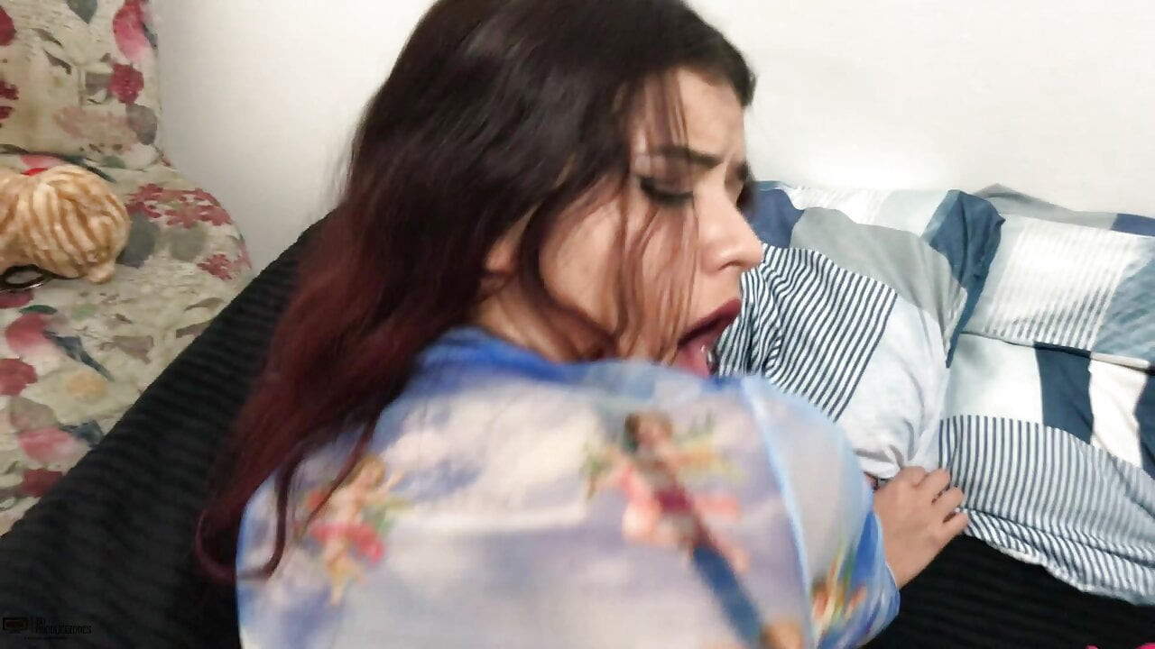 Minyon latin azgınlığından kurtulmak için büyük sikime biniyor ve boşalmamı yutuyor - pov - İspanyolca porno