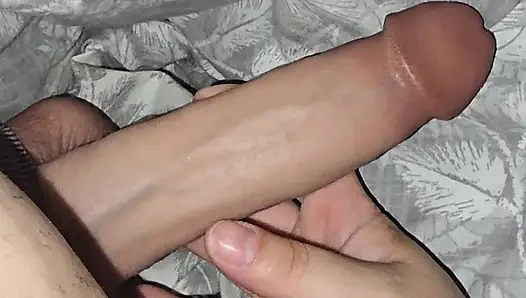 Üvey anne üvey oğluna büyük yarakla cinsel yeteneklerini test etmek için hızlı bir elle muamele çekiyor