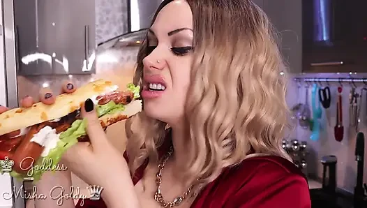 Aldatan evli kadın kocasını ve üvey oğlunu yalıyor! Yutma fetişi!