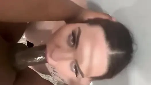 Ağzı tıkalı genç kız gırtlağını amcık gibi sikiyor