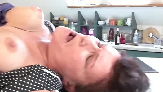 Olgun esmer orta yaşlı seksi kadın mutfak tezgahında sert sikiliyor