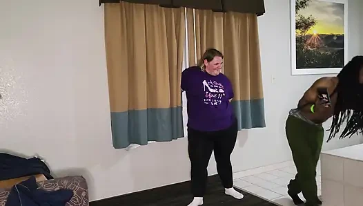 Büyük zenci için soyunuyor