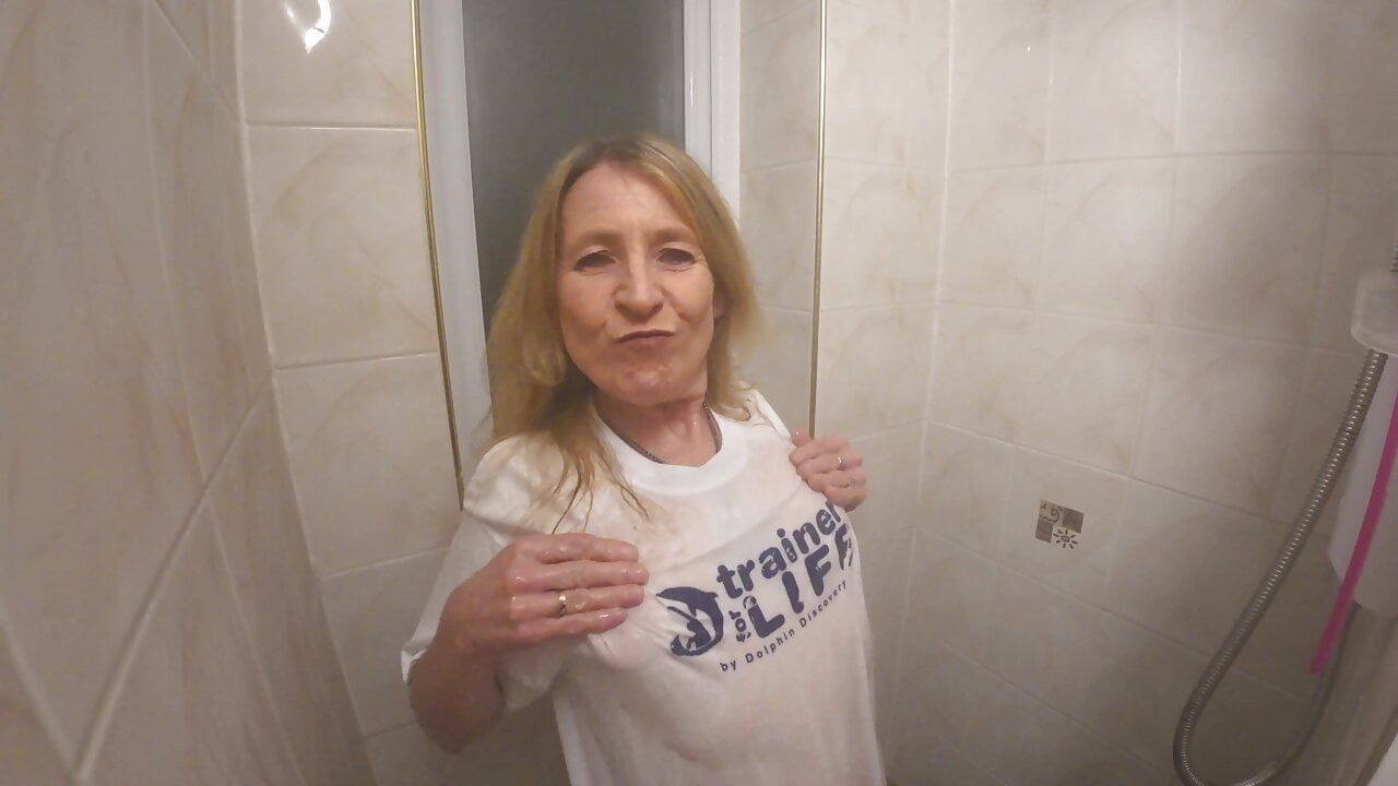 Beenie alır bir duş